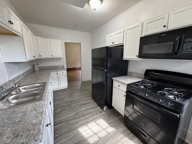 Foto del edificio - 4 bedroom 1.5 bath Home in Moline