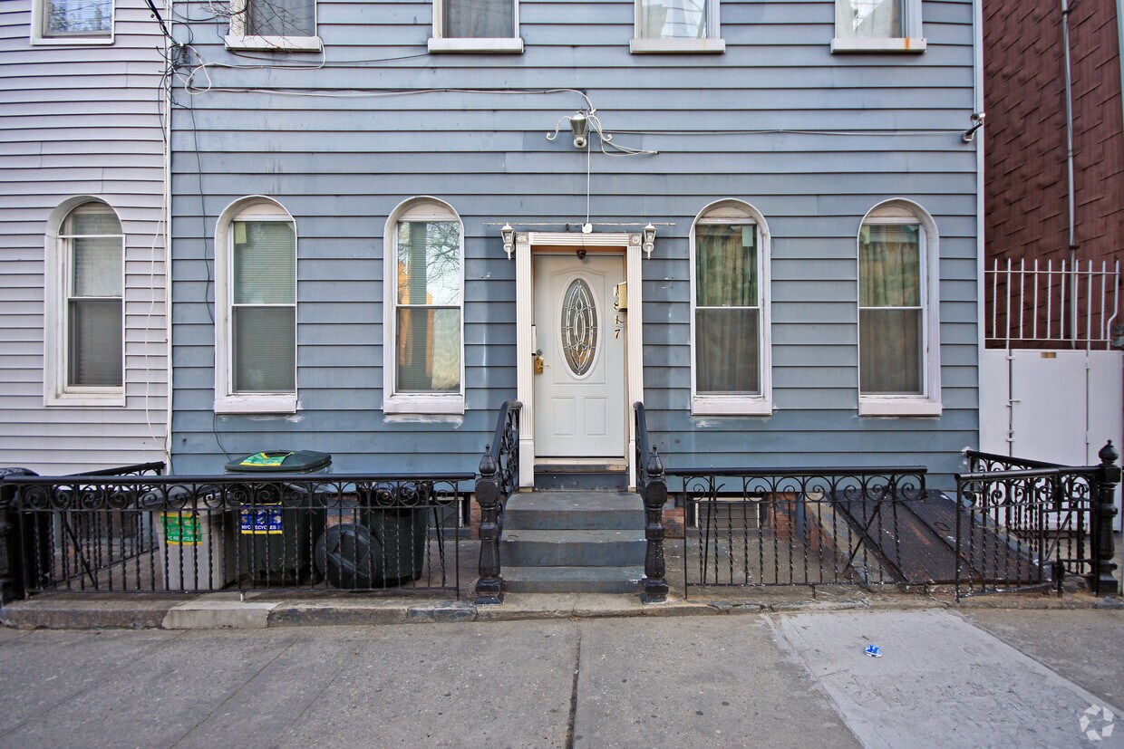 Building Photo - 1817 Stockholm St