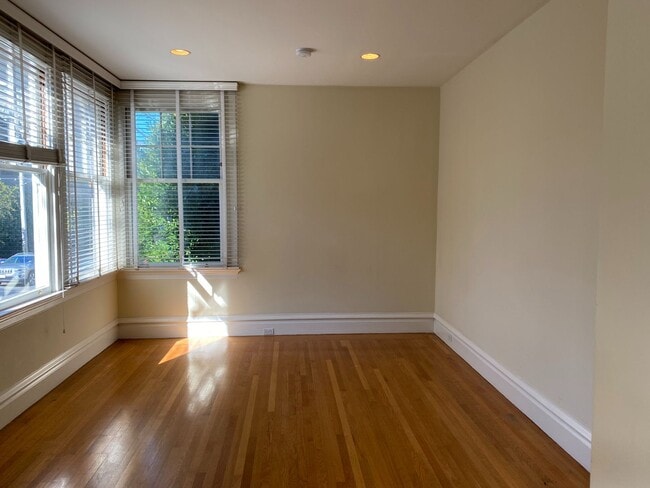 Photo - Bright, Corner Studio! Laundry On-Site! HARDWOOD! High Ceilings! Apartment