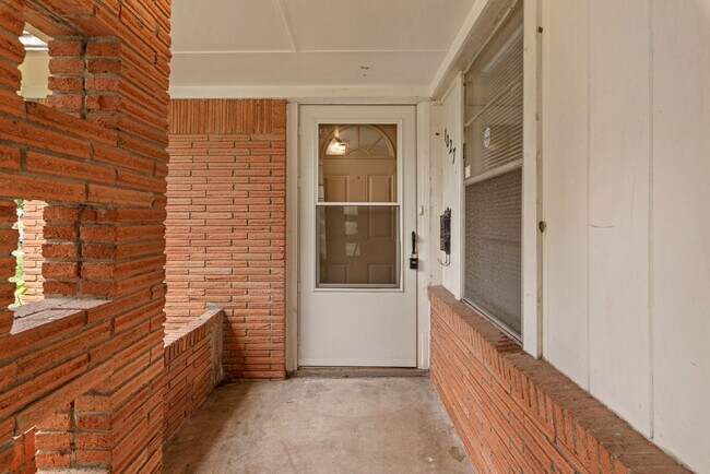 Foto del edificio - Spacious 3-Bed Gem with Covered Patio + Ea...