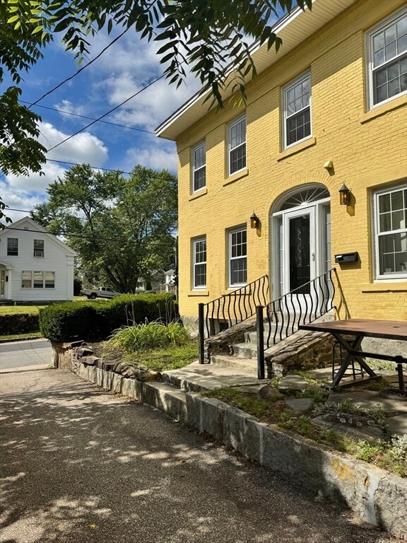 Primary Photo - 22 School St