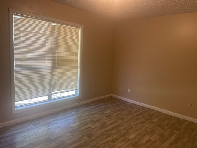 Building Photo - Renovated 3 Bedroom 2 Bath Home for Rent!