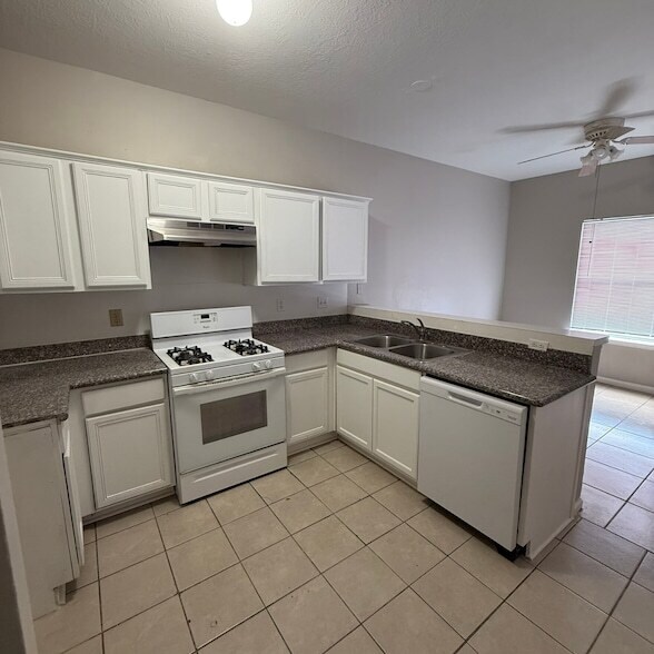 Building Photo - 19959 Sycamore Valley Dr