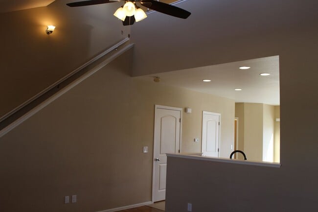 Building Photo - Windsor Gem with Deck, Yard & Natural Light – Mid-June Move-In