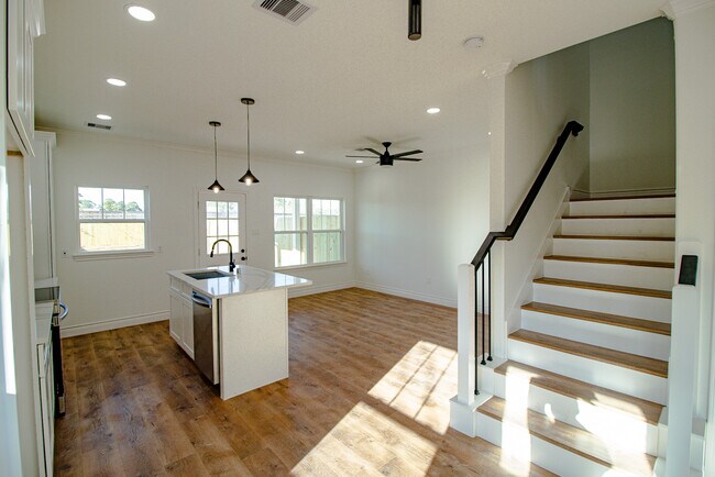 ¡Ligero, abierto y brillante! - 928 W Austin St