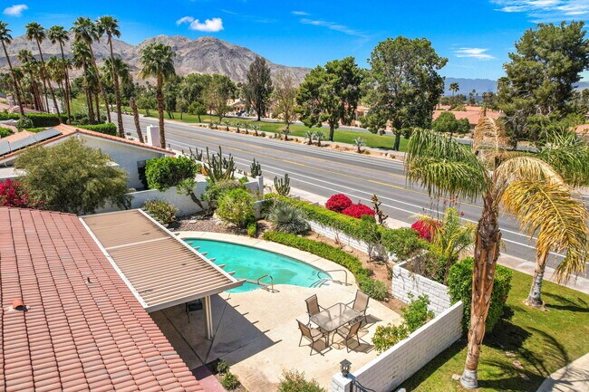 Foto del edificio - 73165 Haystack Rd