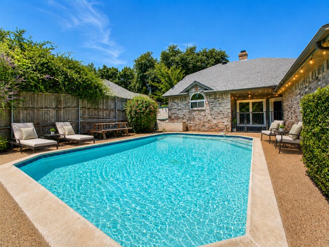 Foto del edificio - Exceptional Bedford Home with Pool – Your Backyard Getaway Awaits
