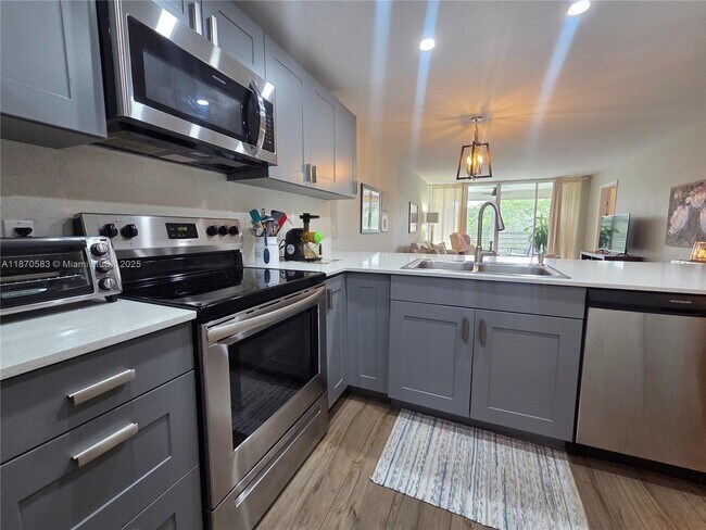 Building Photo - 9410 Poinciana Pl