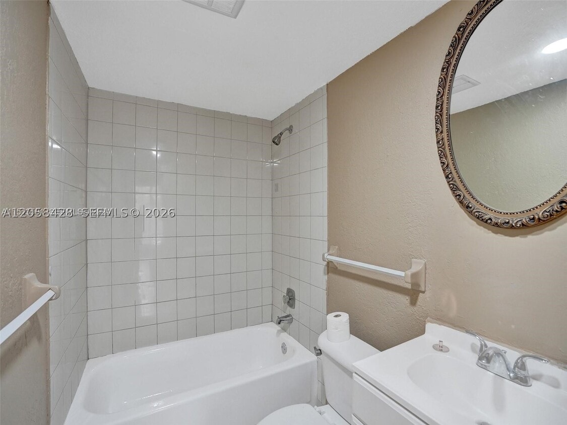 Building Photo - 4166 Inverrary Dr