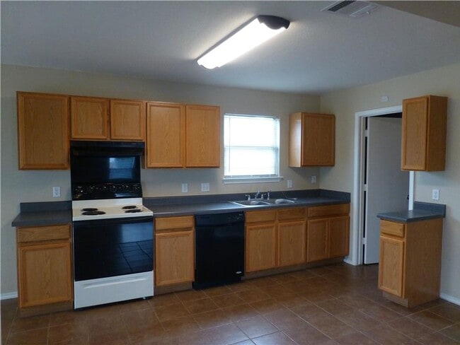 Building Photo - Beautiful Home on A Cul De Sac with Large Backyard