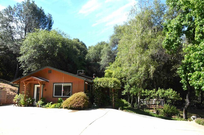 Building Photo - 3 bedroom, 3 bath home on 1.86 acres in Pe...