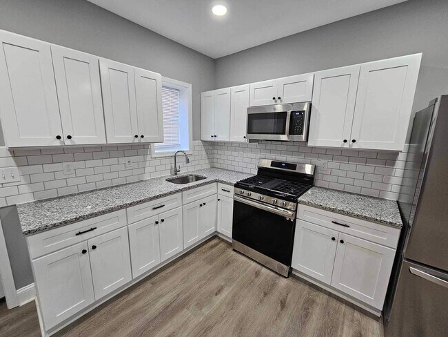Building Photo - 3 Bedroom Townhouse