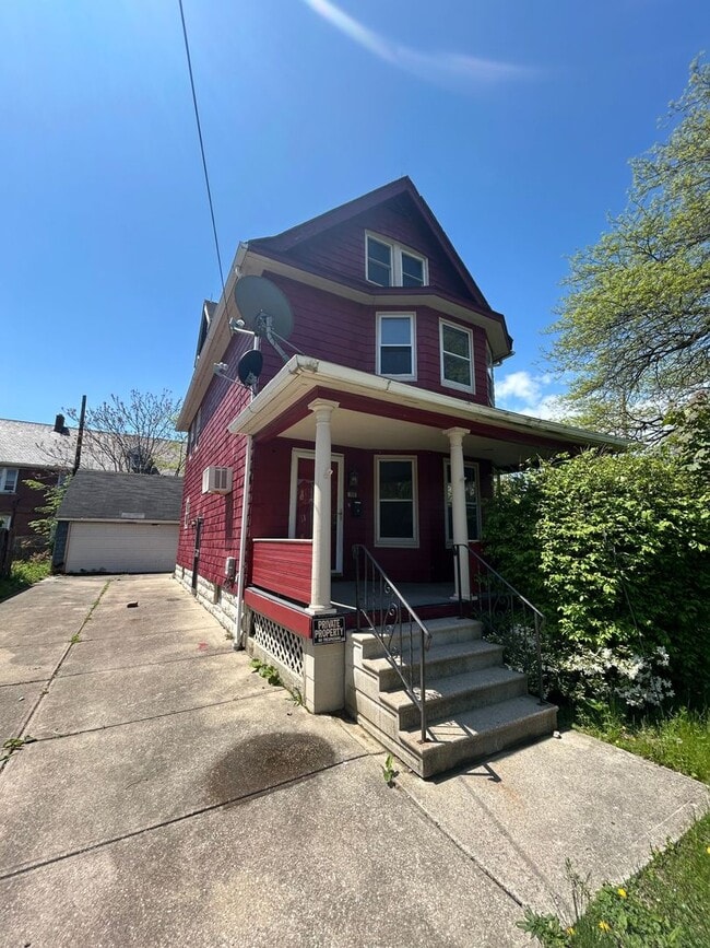 Building Photo - Section 8 Accepted! 3br/1.5ba with 2 Car G...