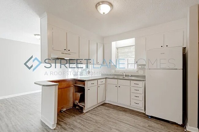 Building Photo - 120 Briarwood Dr