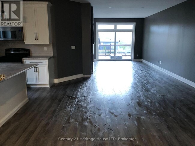 Building Photo - 8439 Willoughby Dr