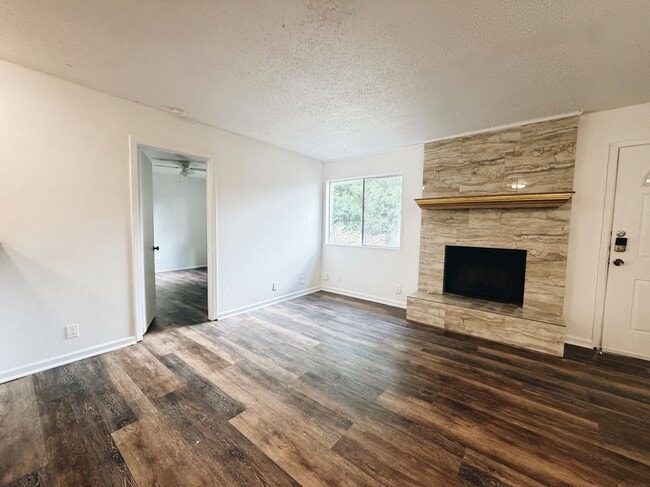 Building Photo - 9906 Hundred Oaks Cir