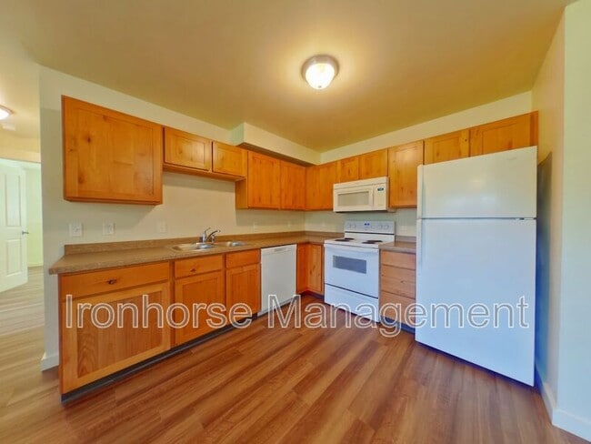 Building Photo - 807 W Villard St