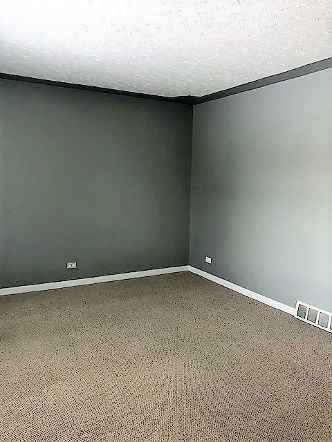 Building Photo - Well-maintained 2-bedroom bungalow in the ...
