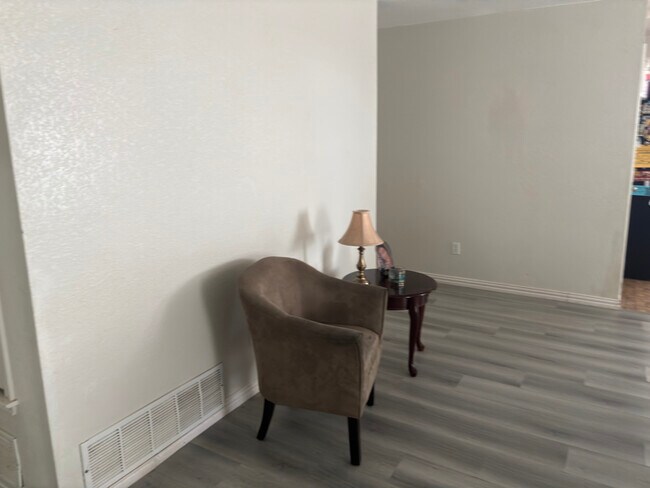 Foto del edificio - 1103 Travis Cir