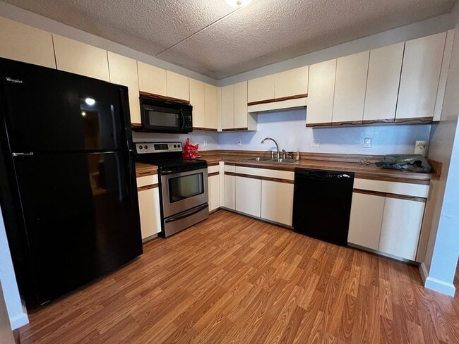 Building Photo - 200 Cove Way