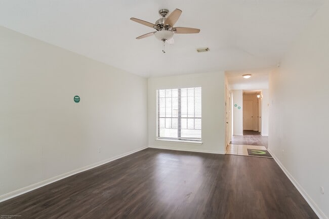 Foto del edificio - 18515 Denise Dale Ln