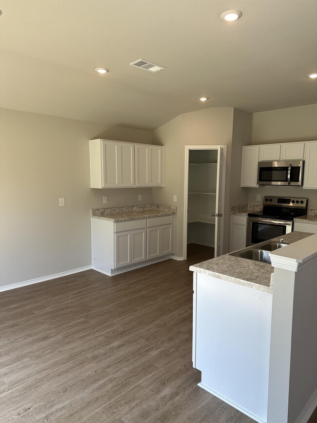 Building Photo - 5229 Yukon Dr