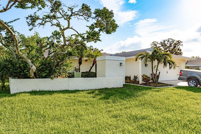 Building Photo - 2830 Wildwood Dr