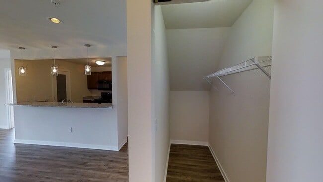 Building Photo - Condo Style Lower 1 Bedroom 1 Bathroom Apartment