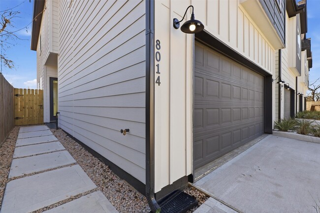 Building Photo - 8014 Huntington Spgs Ln