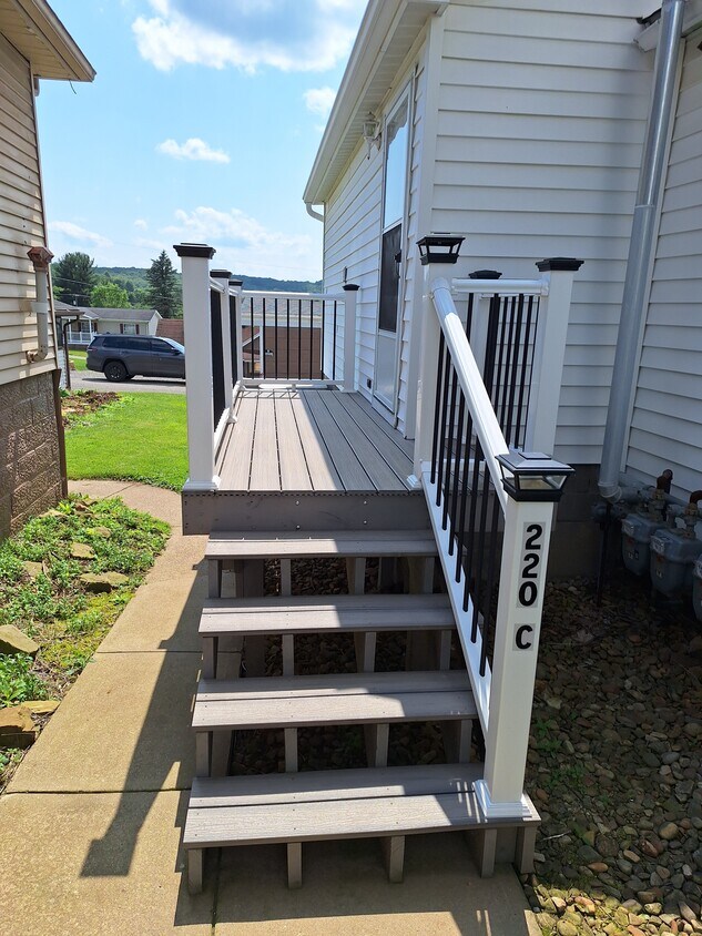 Private Entrance - 220 Central Ave
