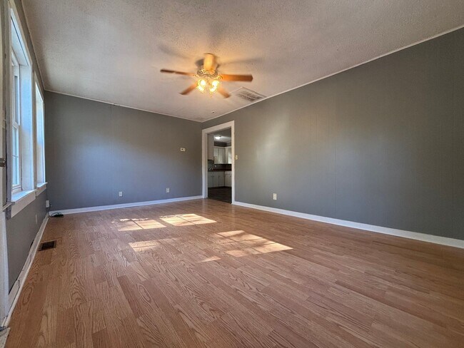 Foto del edificio - Cute 2 bedroom 1 bath Available Now!