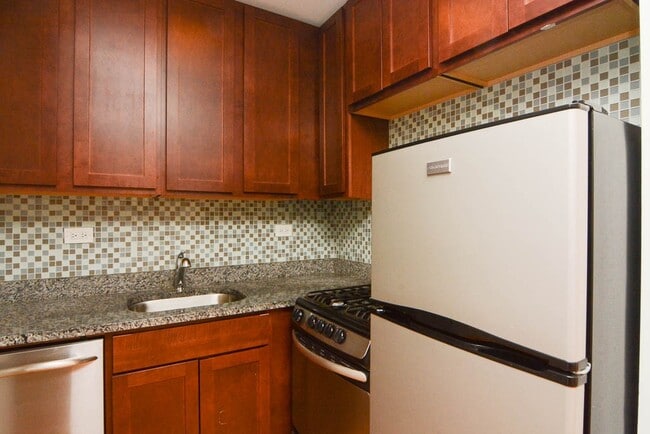 Building Photo - 562 W Arlington