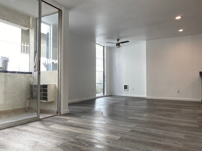 Foto del edificio - 1627 N Poinsettia Pl