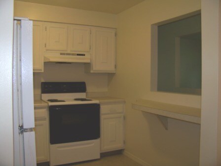 Building Photo - 576 Riverside Dr
