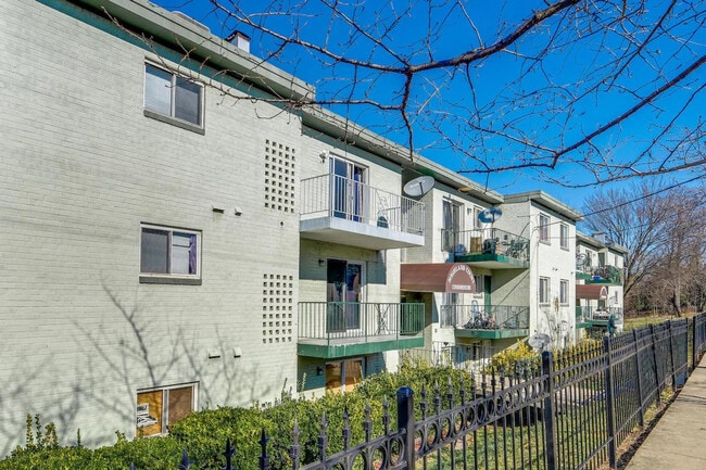 Building Photo - 450a Condon Terrace SE