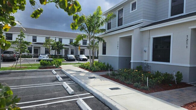 Foto del edificio - 1221 NE 3rd Ave