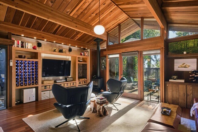 Foto del edificio - 22000 Timber Cove Rd