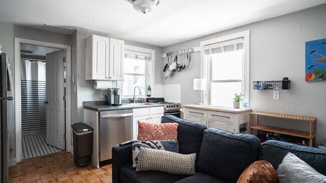 Building Photo - 87 School St