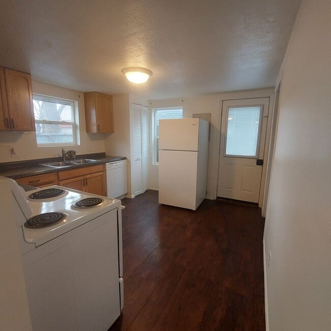 Building Photo - Super Cute Home for Rent with large fully ...