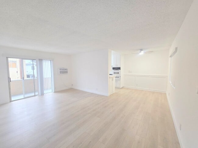 Foto del edificio - Welcome home! 2bd/2ba unit with parking. Master bedroom with en-suite bathroom!