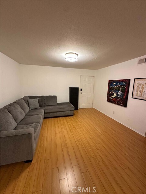 Foto del edificio - 7641 Reseda Blvd