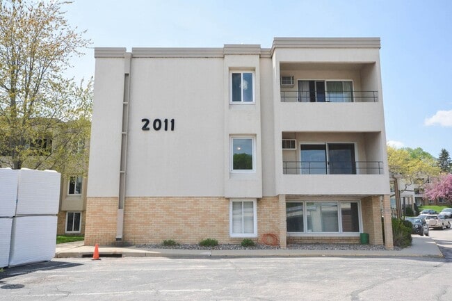 Building Photo - Rare 3bedroom Valhalla condo - basic cable & internet included!
