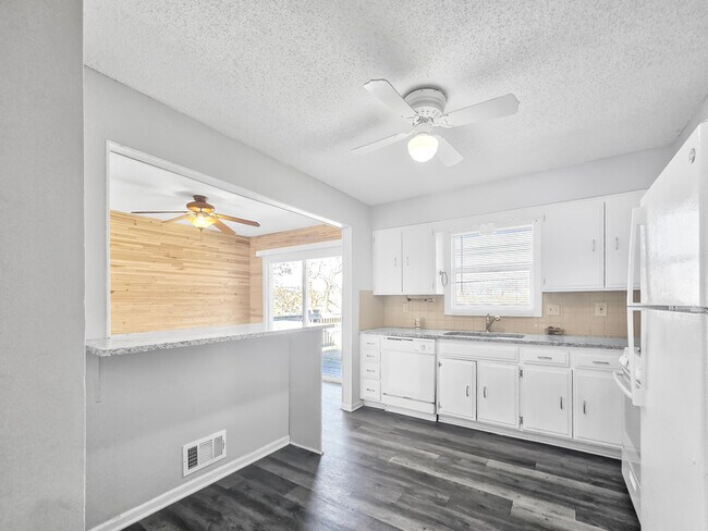 Building Photo - 1300 Heather Cir