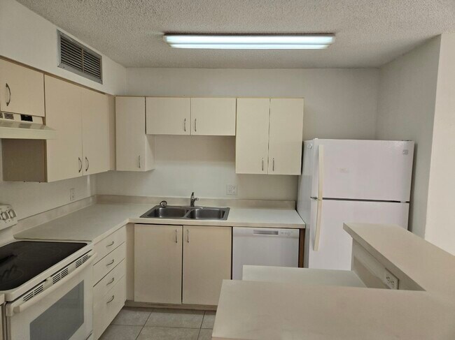 Foto del edificio - 345 Forestway Cir