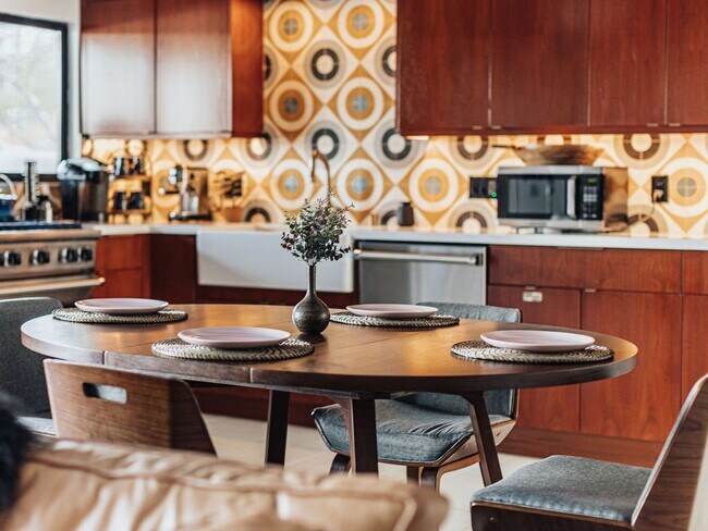 Foto del edificio - *Furnished 2 Bedroom 2 Bath Home in Big Be...