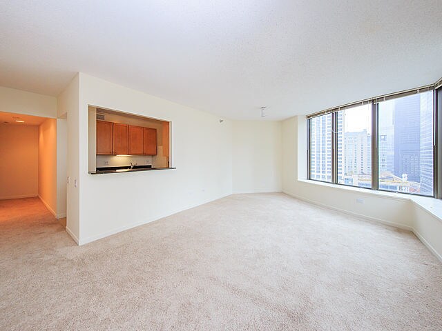 Building Photo - River North - 2 bed/1.5bath with balcony