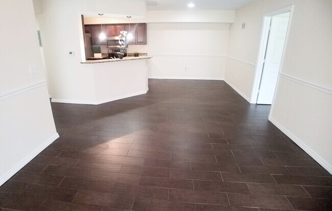 Foto del edificio - Stunning First Floor 2/2 Lake View  Condo ...
