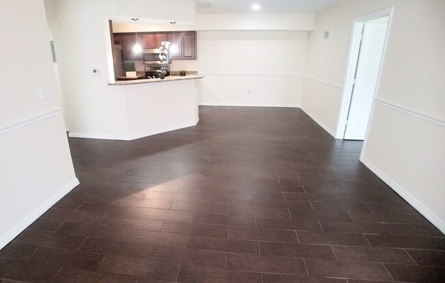 Building Photo - Stunning First Floor 2/2 Lake View  Condo ...