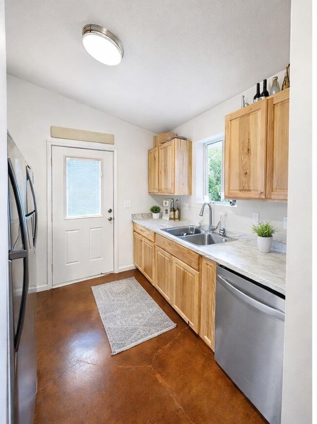 Foto del edificio - Like new one bedroom home on almost an acre!  A must see!