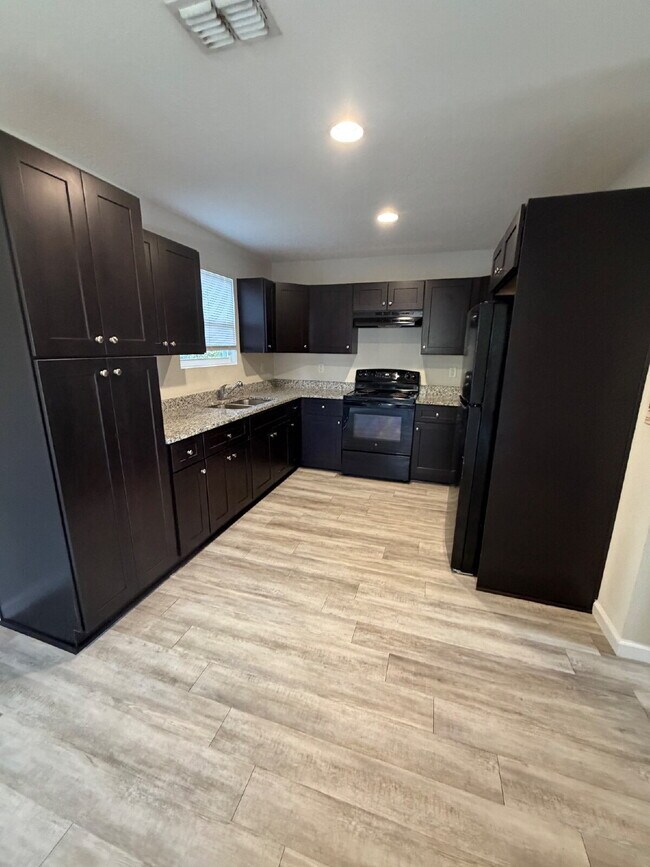 Building Photo - 3 bedroom 2.5 bath home with 1 car garage